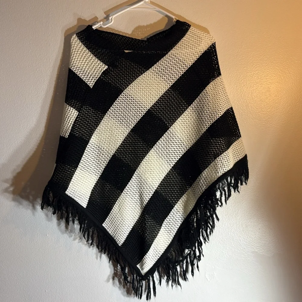 579 Striped Black and White Fringe top cover one size